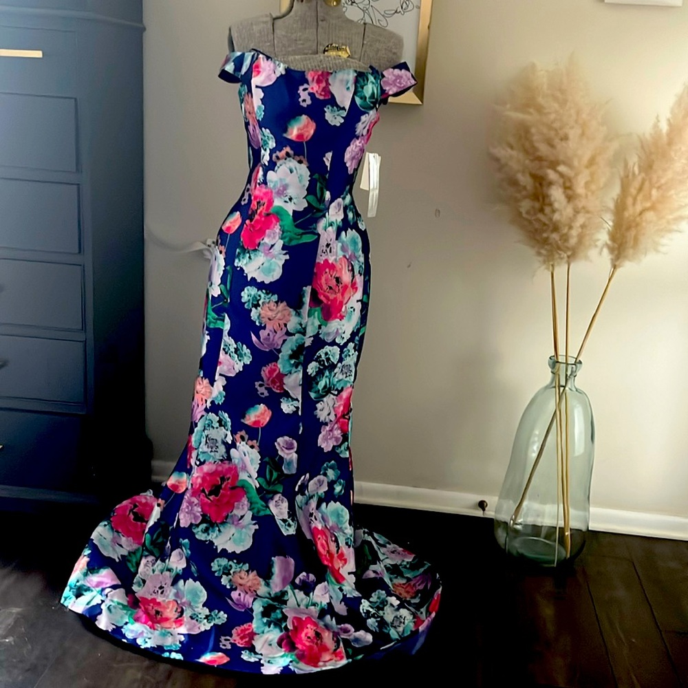 Prom dress. NWT. Mermaid fit, off the shoulders with lace up back.
